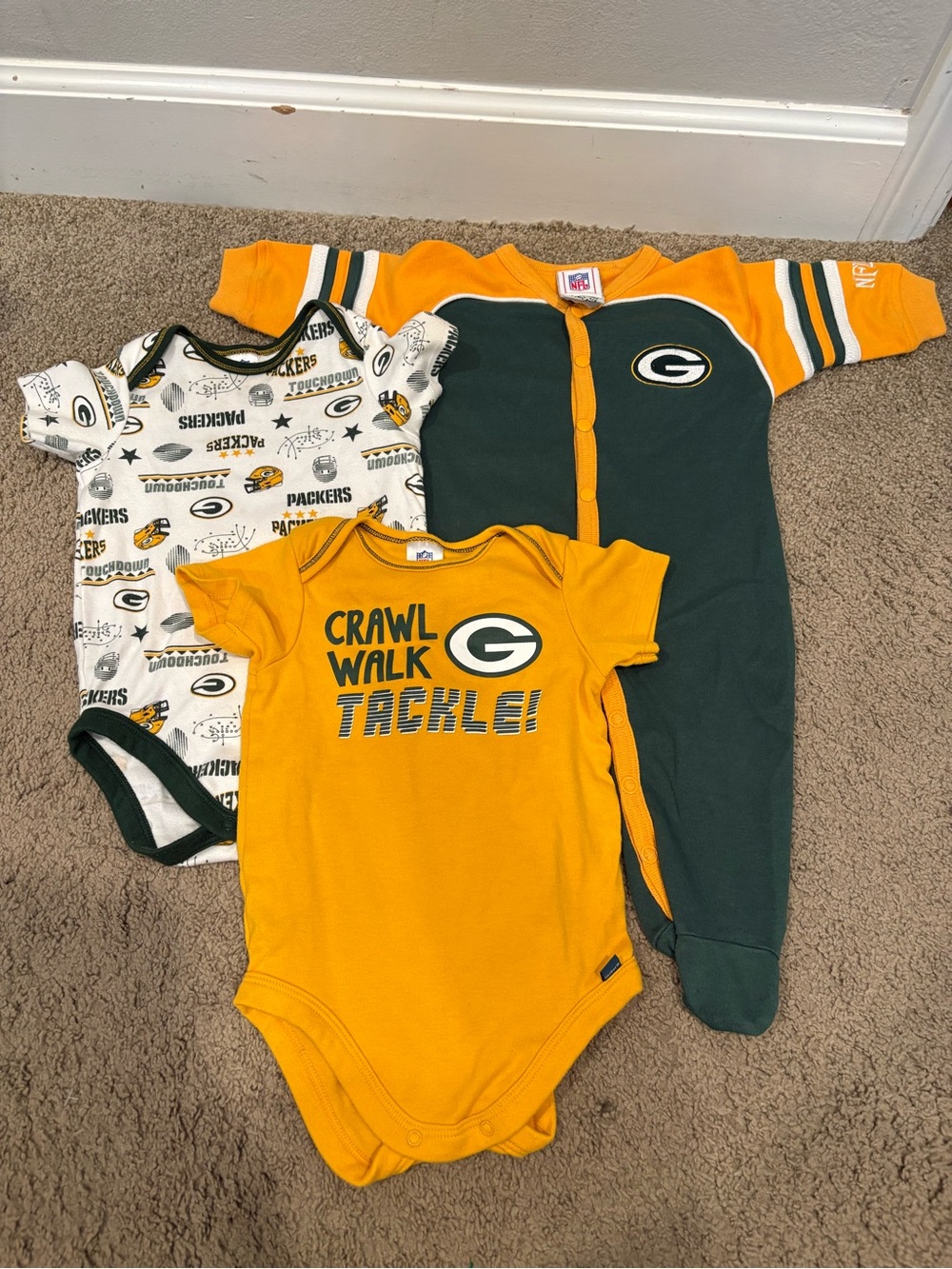 Green Bay Packers Infant Onesies and Sleepers Set of 3 6-12 Months - Picture 2 of 16